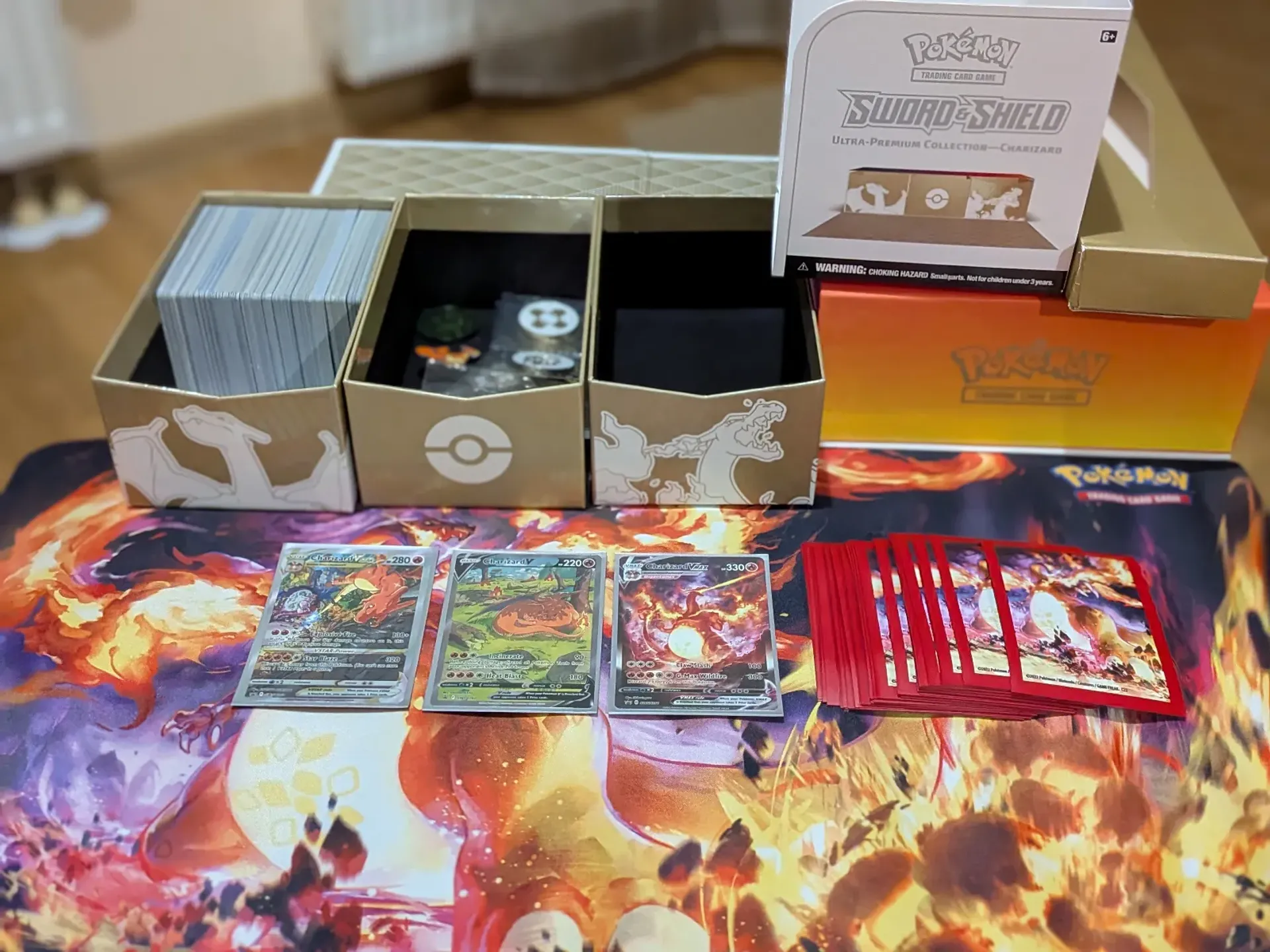 Первое фото объявления: Pokemon TCG - Коллекция Charizard Ultra Premium