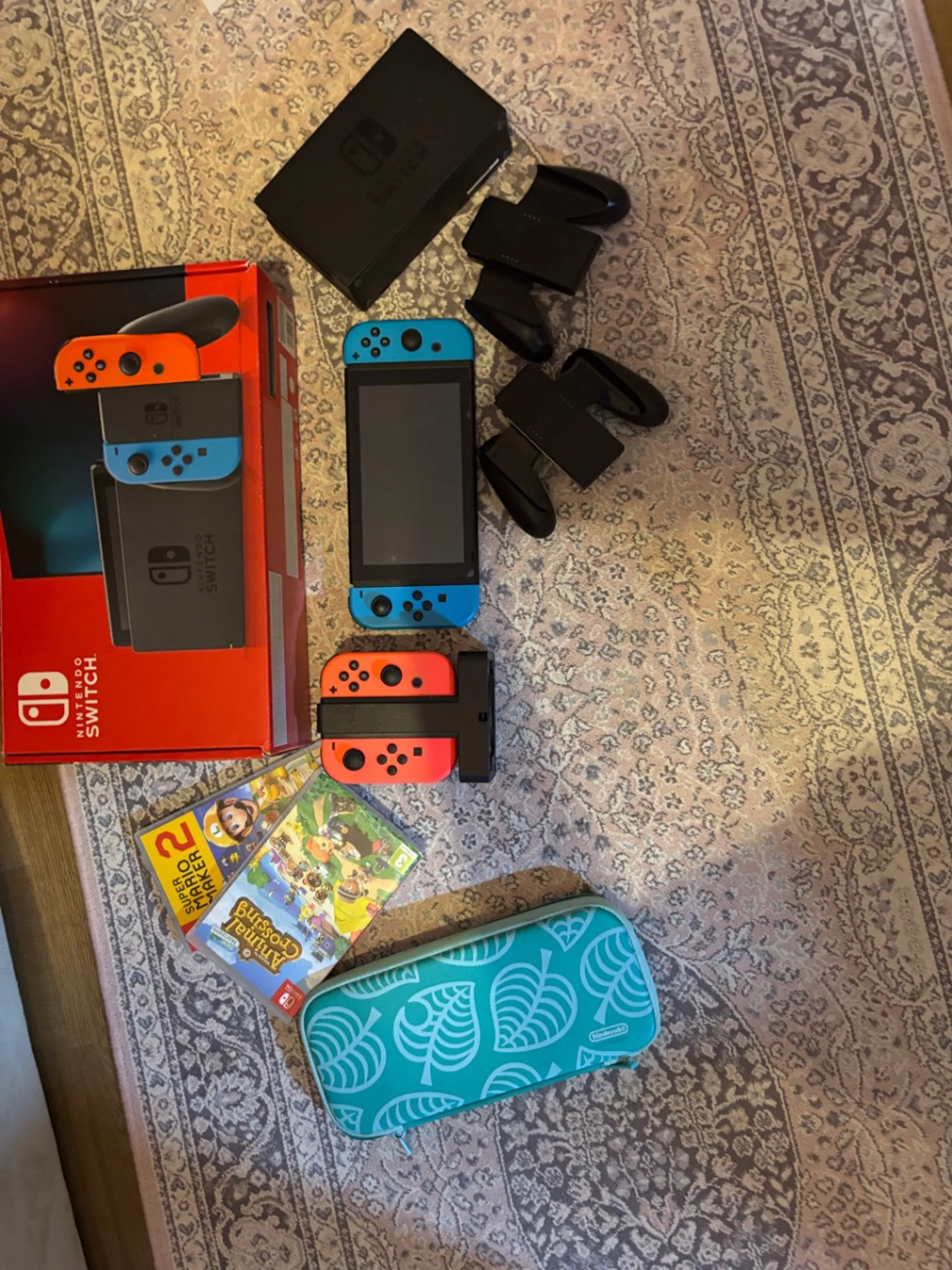 Žaidimų konsolė „Nintendo Switch“ su priedais, dviem žaidimais ir „Animal Crossing“ dėklu, 1 nuotrauka iš 1