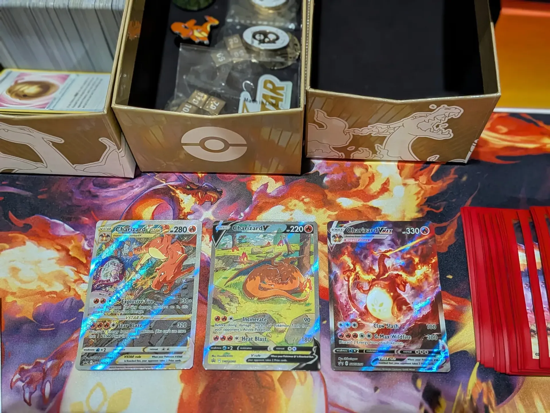 Первое фото объявления: Pokemon TCG - Коллекция Charizard Ultra Premium