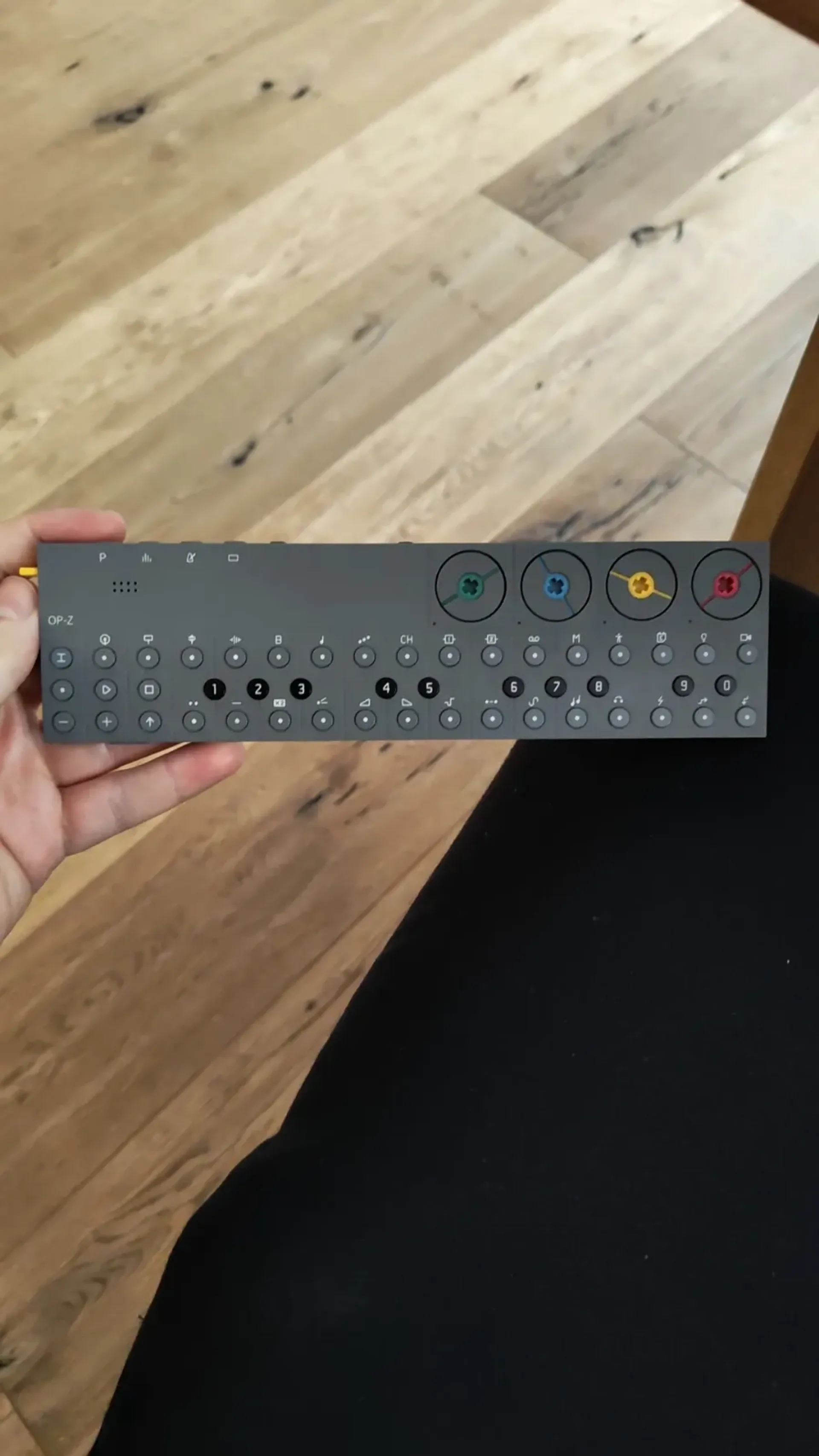 Портативный синтезатор-грувбокс Teenage Engineering OP-Z