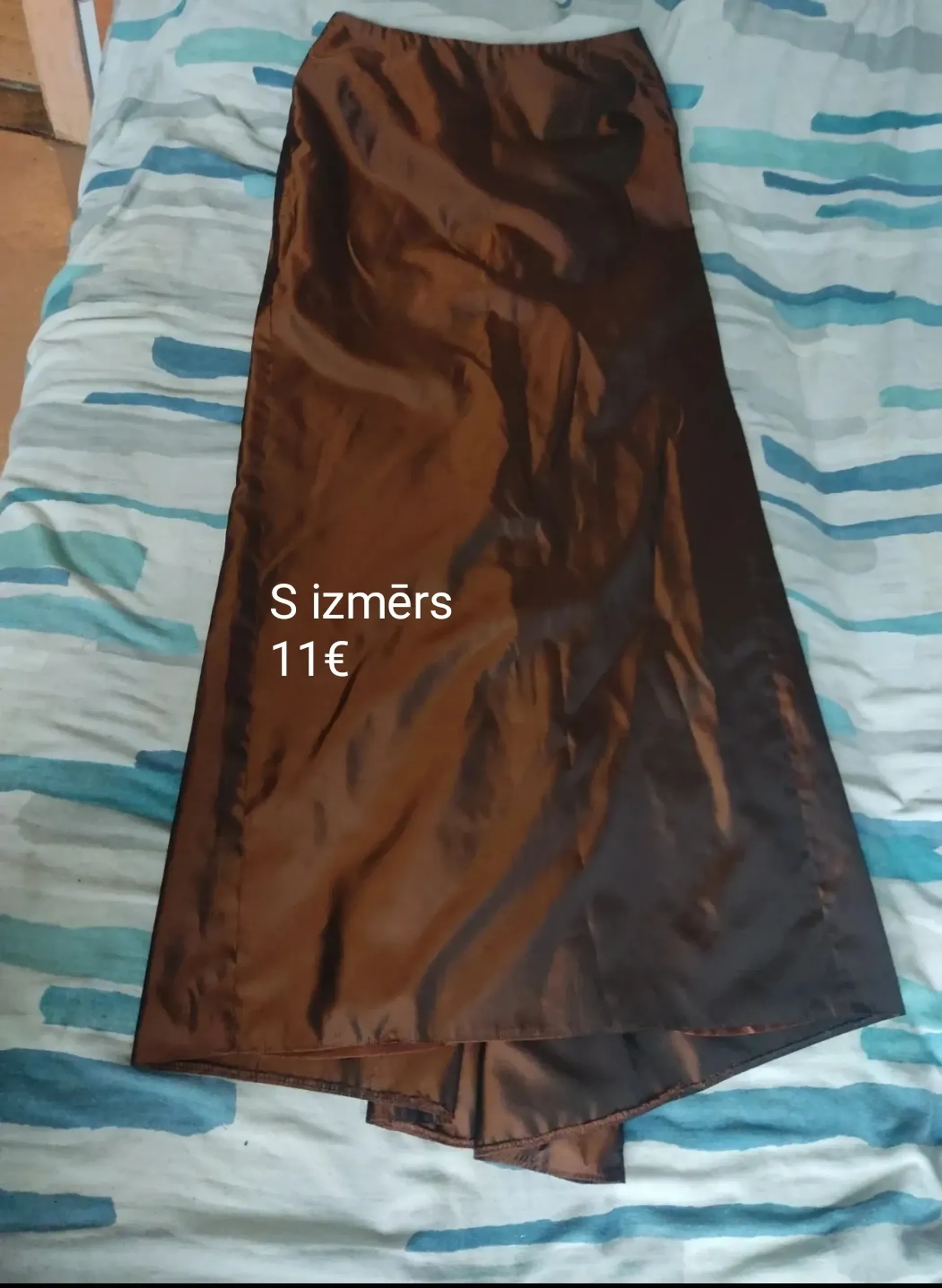 Rudas satininis sijonas, S dydis, 1 nuotrauka iš 1